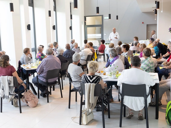 Wie hier bei einer früheren Veranstaltung heißt Prof. Florian Lordick (hinten, stehend) Patient:innen und Gäste zum Informationstag Krebs am 3. September am UCCL willkommen. Foto: Stefan Straube / UKL