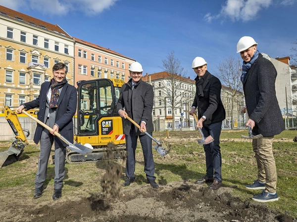 Erster symbolischer Spatenstich auf dem Otto-Runki-Platz: Heiko Rosenthal, Burkhard Jung, Stepan Schütz (gmp) und Sportbäder-Geschäftsführer Martin Gräfe (v.l.). Foto: Leipziger Gruppe