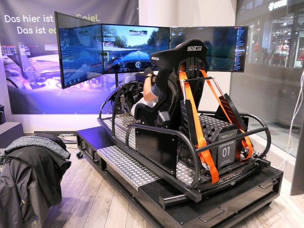 Ein Formel-1-Fan fährt im SIM Race Simulator, Foto: Paunsdorf Center