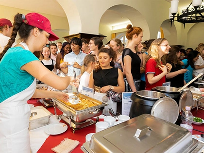 Internationale Studierende kochen in der Mensa am Medizincampus Internationale Studierende kochen in der Mensa am Medizincampus