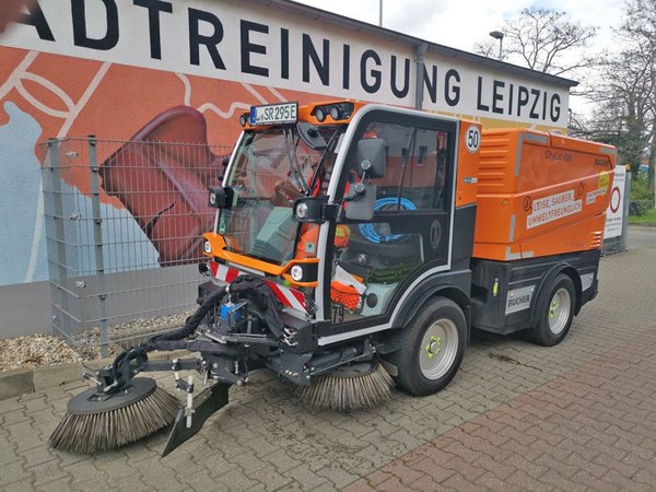 Leise und sauber fährt die elektrische Kleinkehrmaschine durch die Stadt. Foto: Stadtreinigung Leipzig