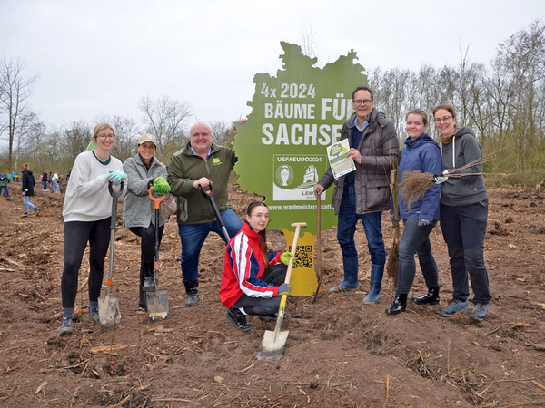 Waldmeisterschaft 2024: Ein Team der LTM GmbH unterstützte die Pflanzaktion am Kulkwitzer See tatkräftig, Foto: Andreas Schmidt