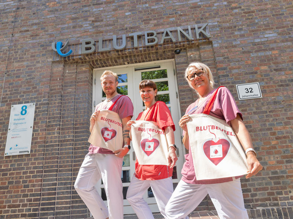 Am 14. Juni ist wieder Weltblutspendetag: Alle Blutspender:innen der UKL-Blutbank erhalten an diesem Tag einen originellen "Blutbeutel" als kleines Dankeschön. Foto: Stefan Straube / UKL