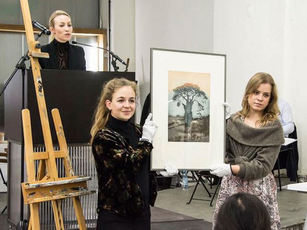 Das Tapetenwerk teilt 2019: Ayleena Jung als Auktionatorin, Foto: Tapetenwerk