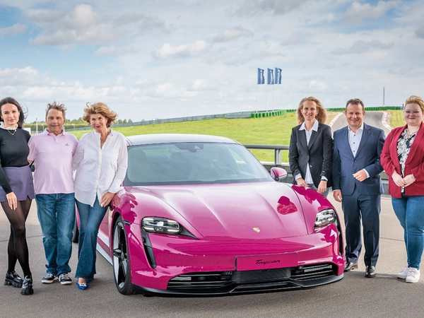 Maxi Fenger, Richy Müller, Vivian Honert-Boddin, Dr. Claudia Nerius, Gerd Rupp und Sophia Hoffmann (v.l.n.r.) vor dem diesjährigen Hauptpreis der Spendentombola zugunsten der Stiftung "Leipzig hilft Kindern", Foto: Porsche AG
