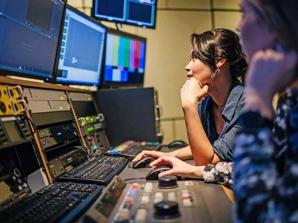 Neuer Bachelorstudiengang Medienproduktion: Praxisorientiertes Studium mit zeitgemäßen Inhalten und modernster Technik. Foto: feinesbild.de (Franziska und Tom Werner) 