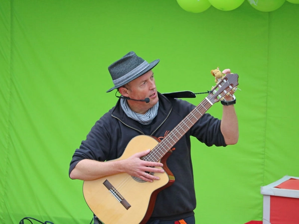 Kinderliedermacher Cattu beim Hoffest, Foto: SPRINGMÄUSCHEN