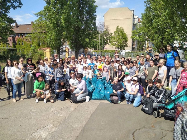 Reinigungsaktion ukrainischer Geflüchteter im Lene-Voigt-Park, Foto: Olena Skurlatova