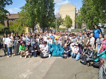 Reinigungsaktion ukrainischer Geflüchteter im Leipziger Lene-Voigt-Park