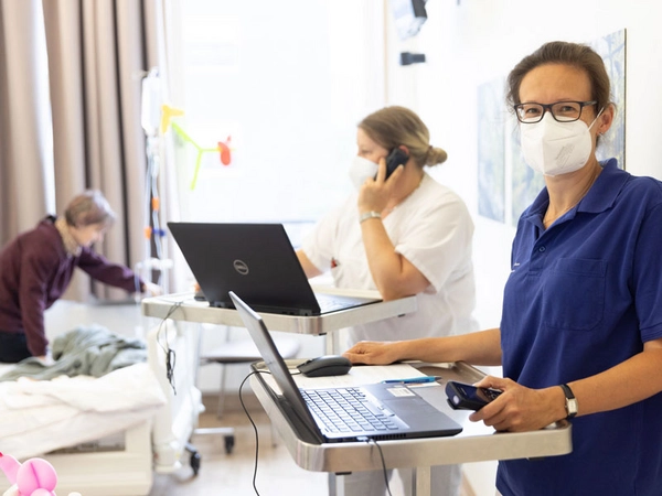 Eva-Maria Balsen (vorn) unterwegs auf der J 1.2, einer onkologischen Station im Haus 7 des UKL. Sie ist eine der neuen Case-Manager:innen, die die Patient:innen durch ihren Krankenhausaufenthalt „lotsen“, Foto: Stefan Straube / UKL