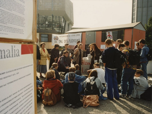  „Tag des Flüchtlings“ auf dem Augustusplatz mit Bauwagen wie in Unterkünften für Asylsuchende, 1994, Foto: Referat für Migration und Integration der Stadt Leipzig / Mahmoud Dabdoub