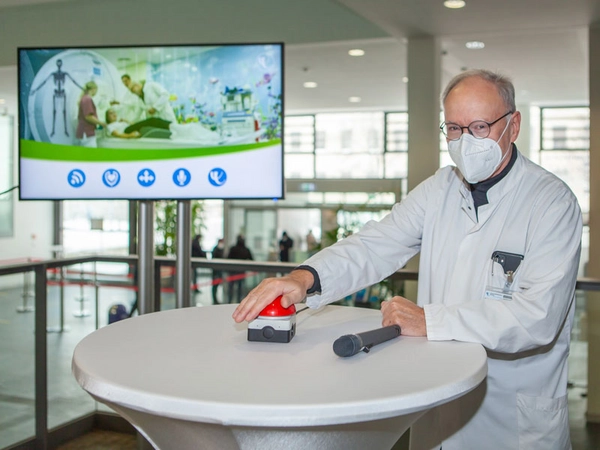 Prof. Christoph Josten, Medizinischer Vorstand am UKL, gab am 8.2. 2021 den Startschuss für das UKL-TV - den eigenen Kanal für ein Patientenfernsehen am Uniklinikum Leipzig. Foto: Hagen Deichsel/UKL