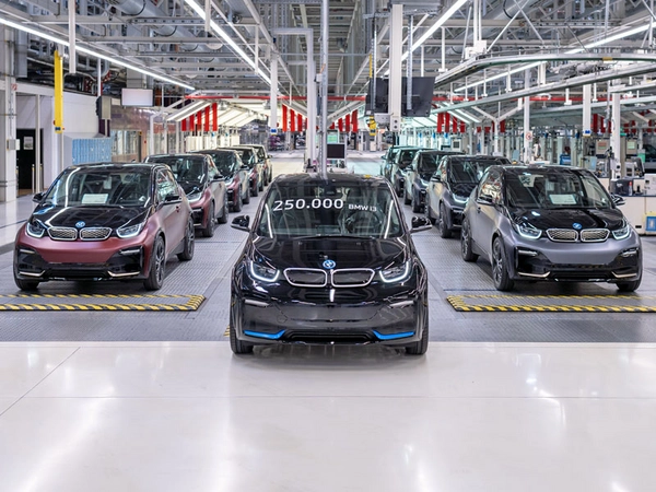 Der 250.000ste BMW i3 zusammen mit den BMW i3s der HomeRun Edition aus dem BMW Group Werk Leipzig, Foto: BMW Group