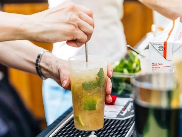 Eine Cocktailbar lädt zum Entspannen ein. Foto: NEINVER / Philipp Kirschner