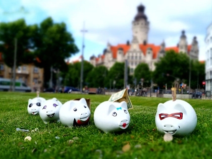 Die Stiftung Bürger für Leipzig schickt Sparschweine auf die Weide
