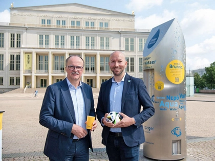 Stahlkoloss mit spritziger Überraschung: Leipziger Wasserwerke nehmen mobilen Riesenbrunnen „Brunno“ in Betrieb