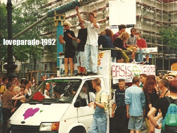 Wagen des Techno Clubs Basis Leipzig auf der Loveparade 1992, Foto: Basis Leipzig, Jens Voigt.