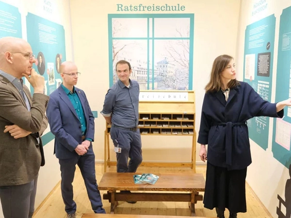 Bürgermeisterin Vicki Felthaus, Schulmuseumsleiter Dr. Jörn Michael Goll, Schulamtsleiter Peter Hirschmann und der Abteilungsleiter für schulische und außerschulische Lernorte Dr. Thomas Töpfer beim Besuch der Ausstellung, Foto: Stadt Leipzig