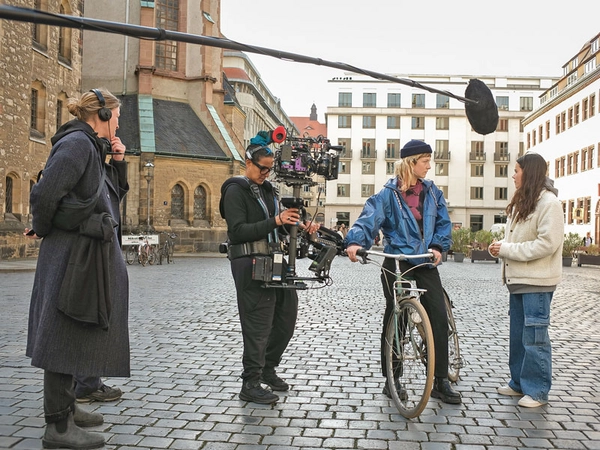 Dreh an der Nikolaikirche, v.l.: Claire Burger (Regie) Marion Gaillard (Steadicam), Josefa Heinsius (Lena), Lilith Grasmug (Fanny), Foto: MDR / Razor Film / Daniel Pauselius