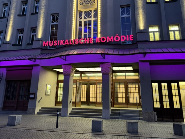 Musikalische Komödie: Mit neu restaurierter Fassade in Edelgrau, Foto: Tom Schulze