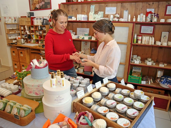 Geschäft der Salbenmanufaktur Beti Lue, das sich in der Könneritzstraße 61 in Leipzig befindet. Neben handgefertigten Badezusätzen, Seifen und Cremes für Gesicht und Körper bietet die Inhaberin bietet auch Kurse an. Foto: Andreas Schmidt / LTM