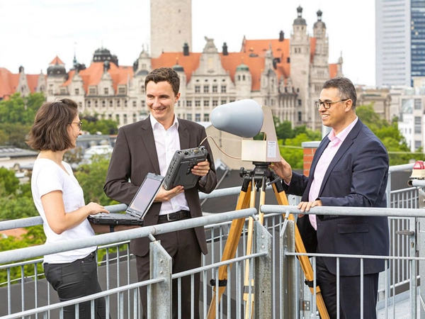 Prof. Faouzi Derbel (rechts) von der Fakultät Ingenieurwissenschaften mit Doktorandin Lydia Schott und seinem wissenschaftlichen Mitarbeiter Johannes Braun, Foto: Swen Reichhold / HTWK Leipzig