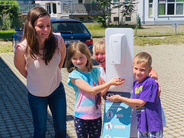 Kinder der Alfred-Kästner-Grundschule mit Lehrerin bei der Übergabe der Desinfektionsstele, Foto: Ralf Rangnick Stiftung
