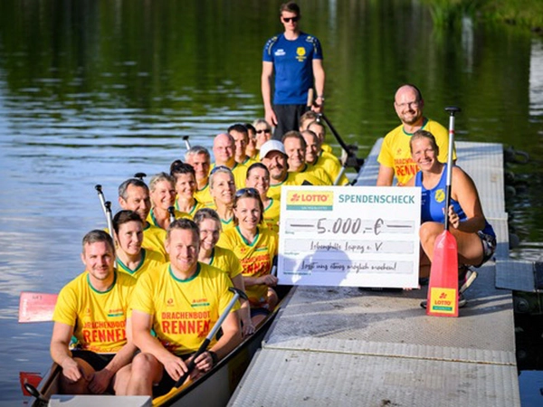 "Möglichmacherin" Tina Dietze und das Sachsenlotto Drachenboot-Team, Foto: Sachsenlotto