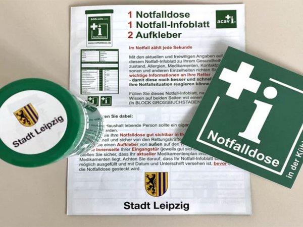 Die Notfalldose und ihr Inhalt: Dose, Infoblatt, Kühlschrankaufkleber, Foto: Stadt Leipzig