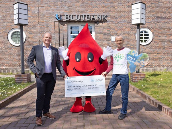 UKL-Blutspender geben weitere 680 Euro für das Projekt LEIPZIG pflanzt, Foto: Stefan Straube / UKL