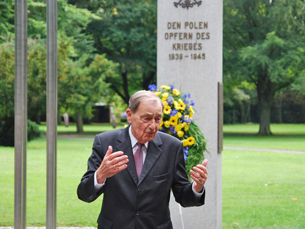 Friedrich Magirius bei der Kranzniederlegung auf dem Ostfriedhof im Gedenken an den Ausbruch des Zweiten Weltkrieges, Foto: Stadt Leipzig