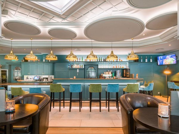 Edle Farben und neue Lichtelemente sorgen an der Lounge des Leipziger Hotels Diani für gemütliche Stimmung. Foto: Heilight Hotel Concepts