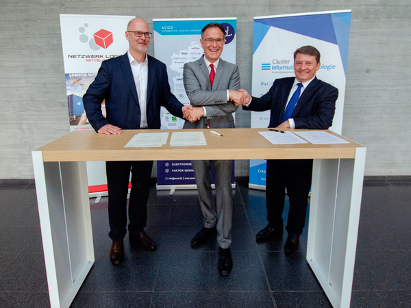 Jens Heinrich mit Hans-Peter Kemser und Dierk Näther bei der Unterzeichnung der Kooperationsvereinbarung, Foto: Netzwerk Logistik Mitteldeutschland e.V.