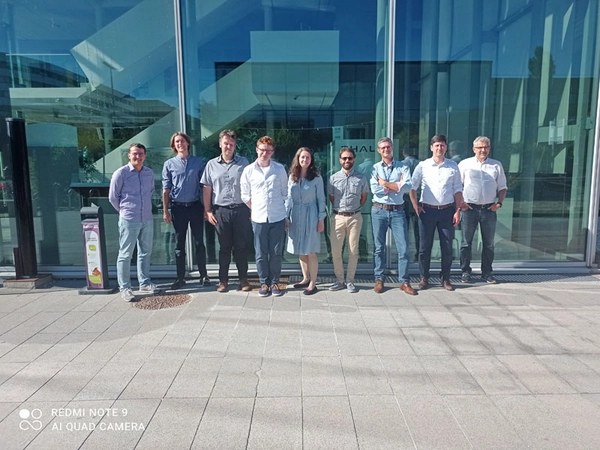 Kickoff-Meeting Printcap am 12. Juli 2022 beim Partner Thales in Paris. Mit dabei: Prof. Böhm (3.vl.) und Mitarbeiter Willi Zschiebsch (4.v.l.) von der HTWK Leipzig. Foto: Thales R&T