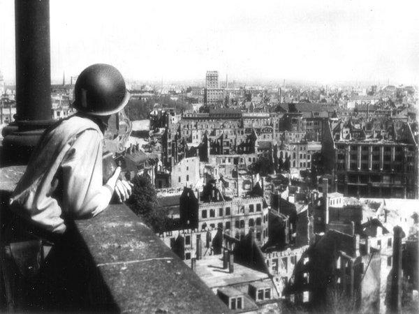 Blick auf die östliche Innenstadt vom Turm der Leipziger Markthalle nach Norden, April 1945, Foto: US-Army Signal Corps / AP-Wirephoto