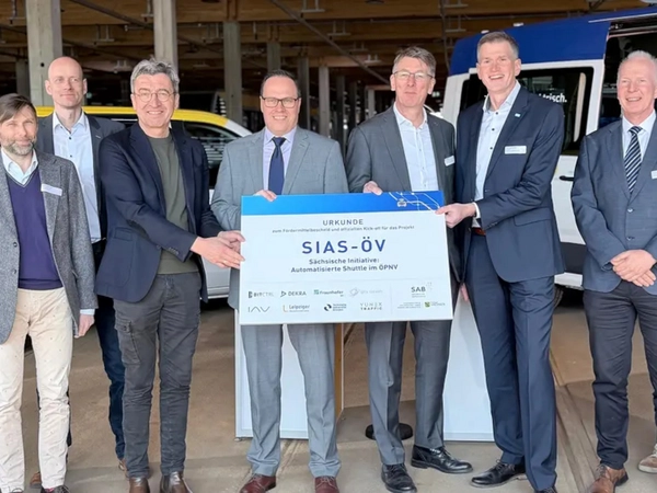 Am 23. März 2026 wurde in Leipzig der Förderbescheid für die „Sächsische Initiative Automatisierte Shuttle im ÖPNV – SIAS-ÖV“ übergeben. Foto: Sächsisches Staatsministerium für Wirtschaft, Arbeit, Energie und Klimaschutz