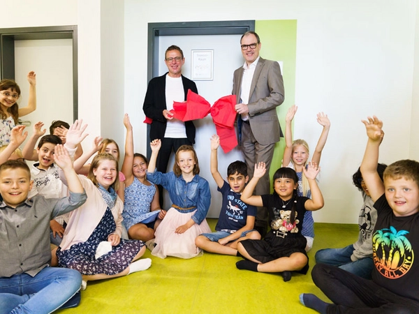 Ralf Rangnick und Martin Buhl-Wagner bei der feierlichen Einweihung des Snoezelenraums an der 66.Grundschule, Foto: Leipziger Messe/ Martin Neuhof
