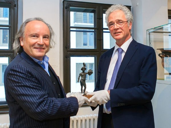 Dr. Hans-Werner Schmidt vom Museum der bildenden Künste (links) übergibt den "Leipziger Perseus" an Prof. Dr. Hans-Ulrich Cain vom Antikenmuseum der Universität Leipzig
