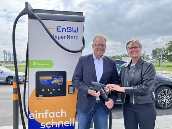 Katrin Lässig, SVP Real Estate der MFAG und Volker Rimpler, Chief Technology Officer E-Mobilität EnBW, eröffnen den ersten Schnellladepark am Flughafen Leipzig/Halle, Foto: Mitteldeutsche Flughafen AG