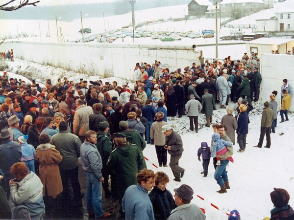 Gera, 09.12.1989, Eröffnung der Grenzübergangsstelle Mödlareuth, Foto: Museum Mödlareuth / Bayerische Grenzpolizei: Alfred Eiber 
