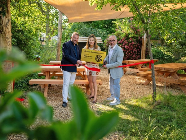 Einweihung des „Grünen Klassenzimmers“ im Botanischen Garten der Universität Leipzig: v.l.n.r. Lars Menzel (Rotary Club Leipzig-Centrum), Dorett Bothmann (Botanischer Garten der Universität Leipzig), Leiv-Patrick Berthel (Förderkreis des Botanisch
