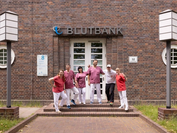 Echte Gesichter der UKL-Blutbank: Yvonne, Thomas, Gabi, Marc, Kay und Patrizia (v.l.n.r.) vor der Blutbank in der Johannisallee 32 geben der neuen Motiviationskampagne ein "Gesicht", Foto: Stefan Straube/UKL