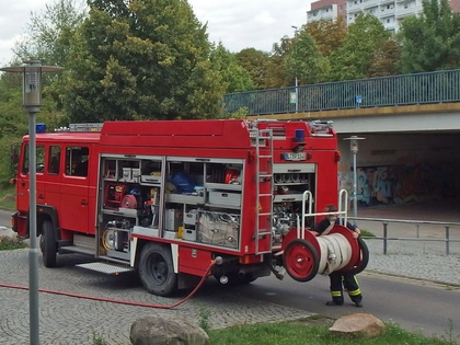 Jugendfeuerwehr mit Tanklöschfahrzeug und Spritzmänneln im Cineplex Leipzig