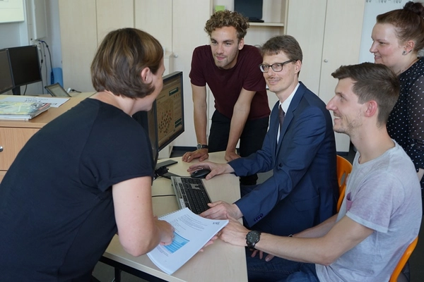 Das Online-Freizeitportal haben MDV und Studierende der HTWK Leipzig gemeinsam entwickelt. Foto (v.l.n.r.): Juliane Vetterman (MDV), Jakob Leue (Student HTWK Leipzig), Prof. Ulrich Nikolaus, Dennis Bogen und Sandy Schmidt 