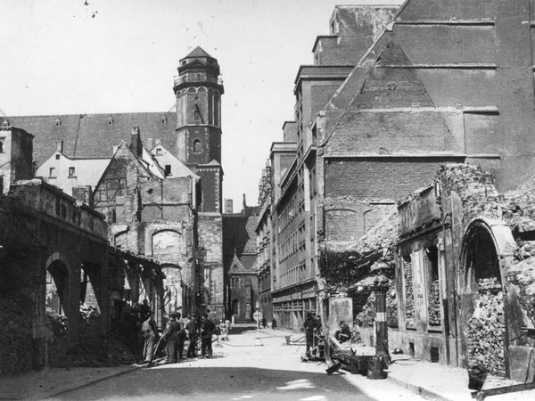 Blick durch die Burgstraße zur Thomaskirche nach dem Zweiten Weltkrieg, Foto: IfL
