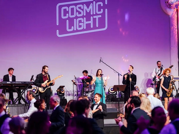 Die Galaband Cosmic Light begeisterte bereits im vergangenen Jahr mit voller Tanzfläche und großartiger Stimmung – und ist auch dieses Mal wieder mit dabei. Foto: Christian Hüller / Universität Leipzig
