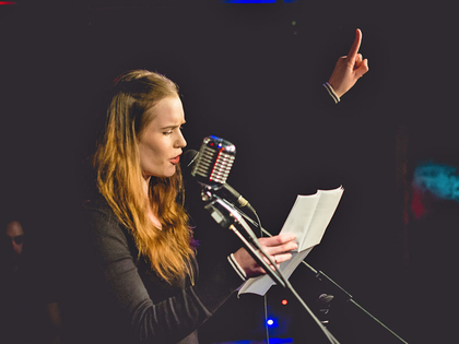 Angeprangert! Spoken-Word-Workshops zu Recht und Gerechtigkeit mit Jessy James LaFleur