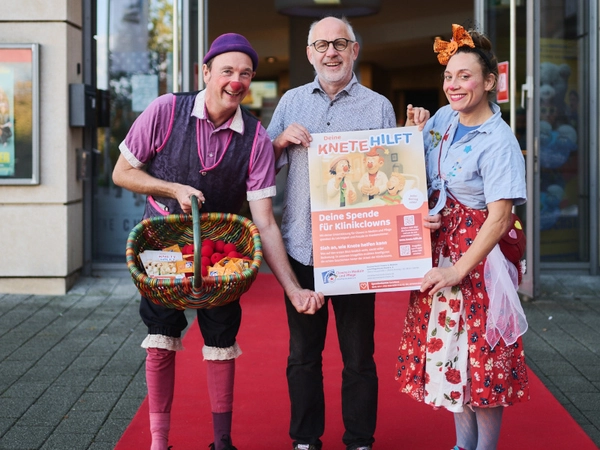Marketing Manager des Cineplex Leipzig Heiko Fischer und die beiden KlinikClowns „Toni“ und „Pepina“, Foto: Daniel Reiche