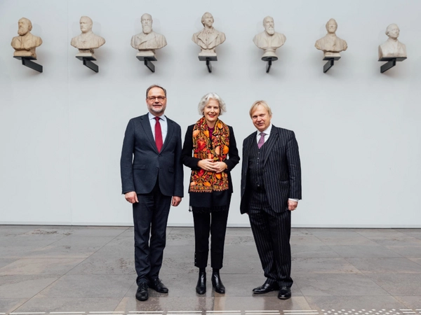 Bei der Präsentation der Büstengalerie v.r.n.l.: Prof. Dr. Rudolf Hiller von Gaertringen, Rektorin Prof. Dr. Eva Inés Obergfell und Prof. Dr. Andreas Korbmacher, Präsident des Bundesverwaltungsgerichts und Vorstand der Leipzig Stiftung. Foto: Christia
