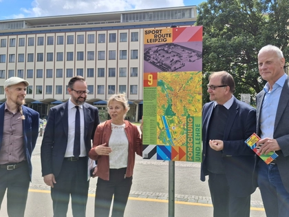 Neue Tafel »Sportwissenschaft« Sportroute Leipzig eingeweiht